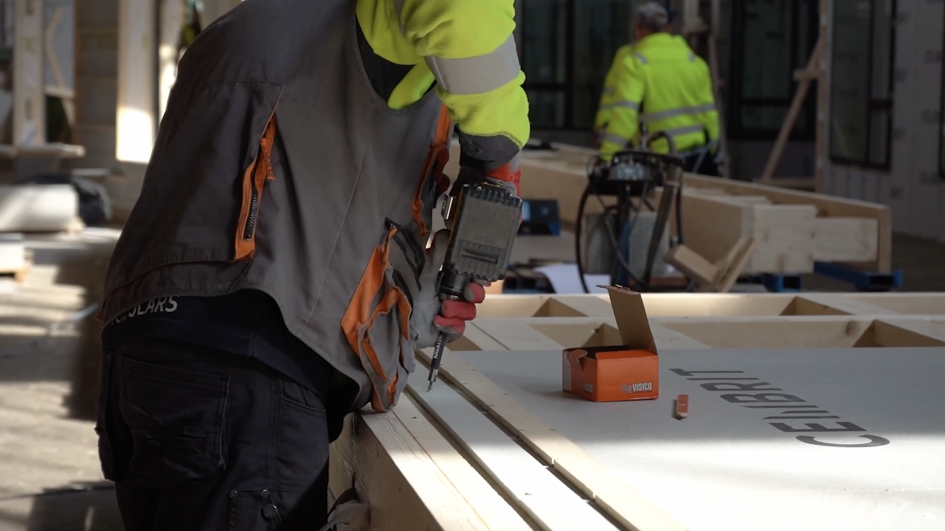 Fasādes paneļu siltināšanas procesa galerija