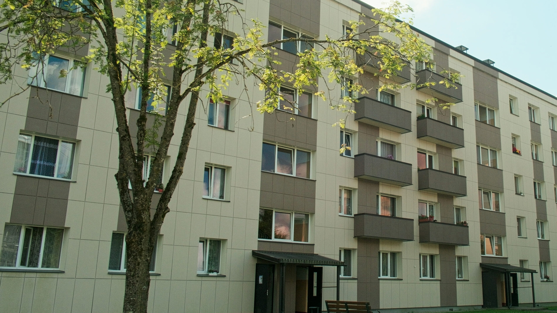 Daudzdzīvokļu ēkas fasādes siltināšana Siguldas ielā 1, Vangažos