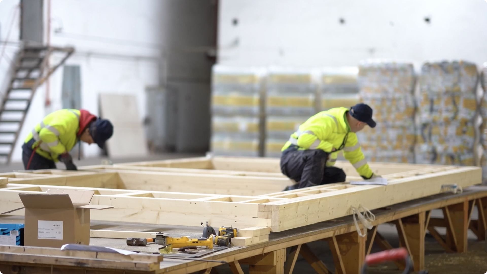 Fasādes paneļu ražošanas procesa video apskats